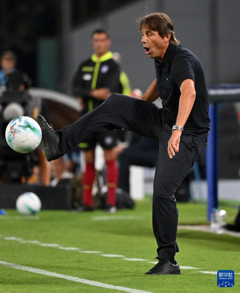 战胜比萨队, 友及主教练 战胜比萨队, 友及主教练