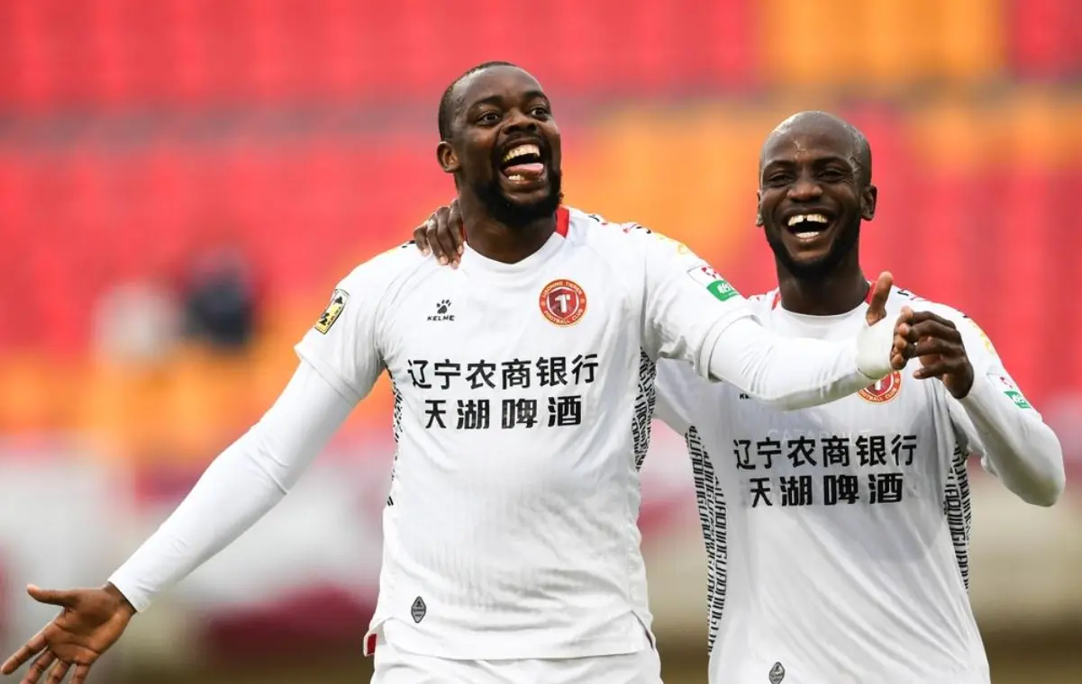 表演的舞台, 这脚世界波